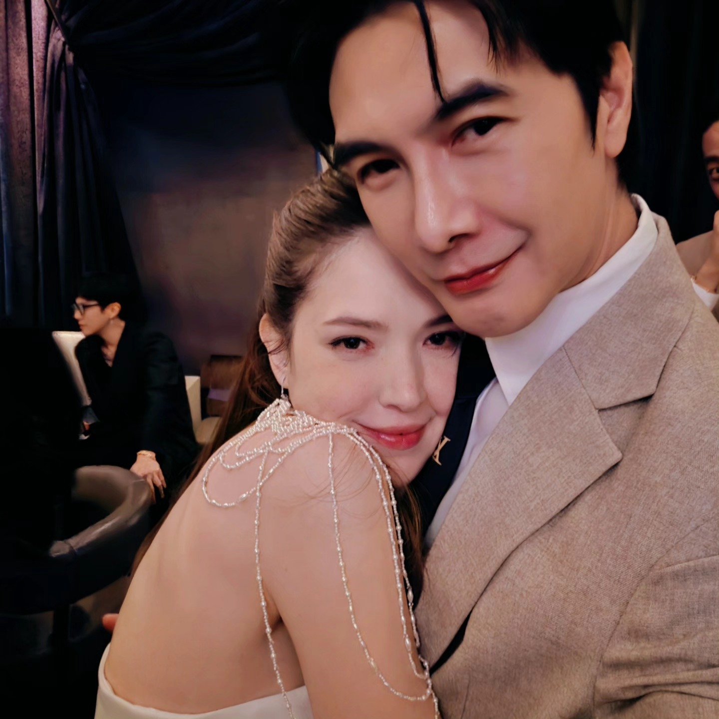 Hứa Vỹ Ninh lộ ảnh thân mật với bạn thân giữa bão dư luận sau hôn lễ - Ảnh 3.