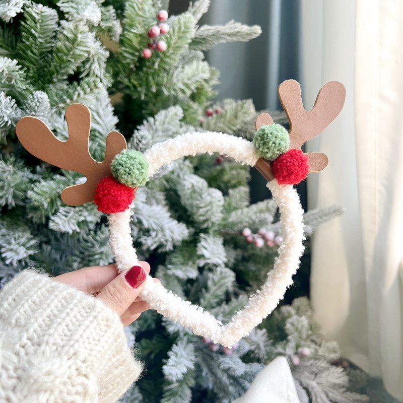 5 món đồ bỏ túi nhỏ xinh dành cho chị em khi đi chơi Noel, món cuối là “cứu tinh” nhan sắc, giá chỉ 10.000 đồng 3 Nhỏ nhắn, không tốn diện tích túi xách, item này cực kỳ xứng đáng có mặt trong set đồ đi chơi Noel của chị em. Giá thành các loại kẹp tóc, băng đô Noel thường dao động từ 20.000 đồng - 80.000 đồng dễ mua tại các cửa hàng phụ kiện và sàn thương mại điện tử.