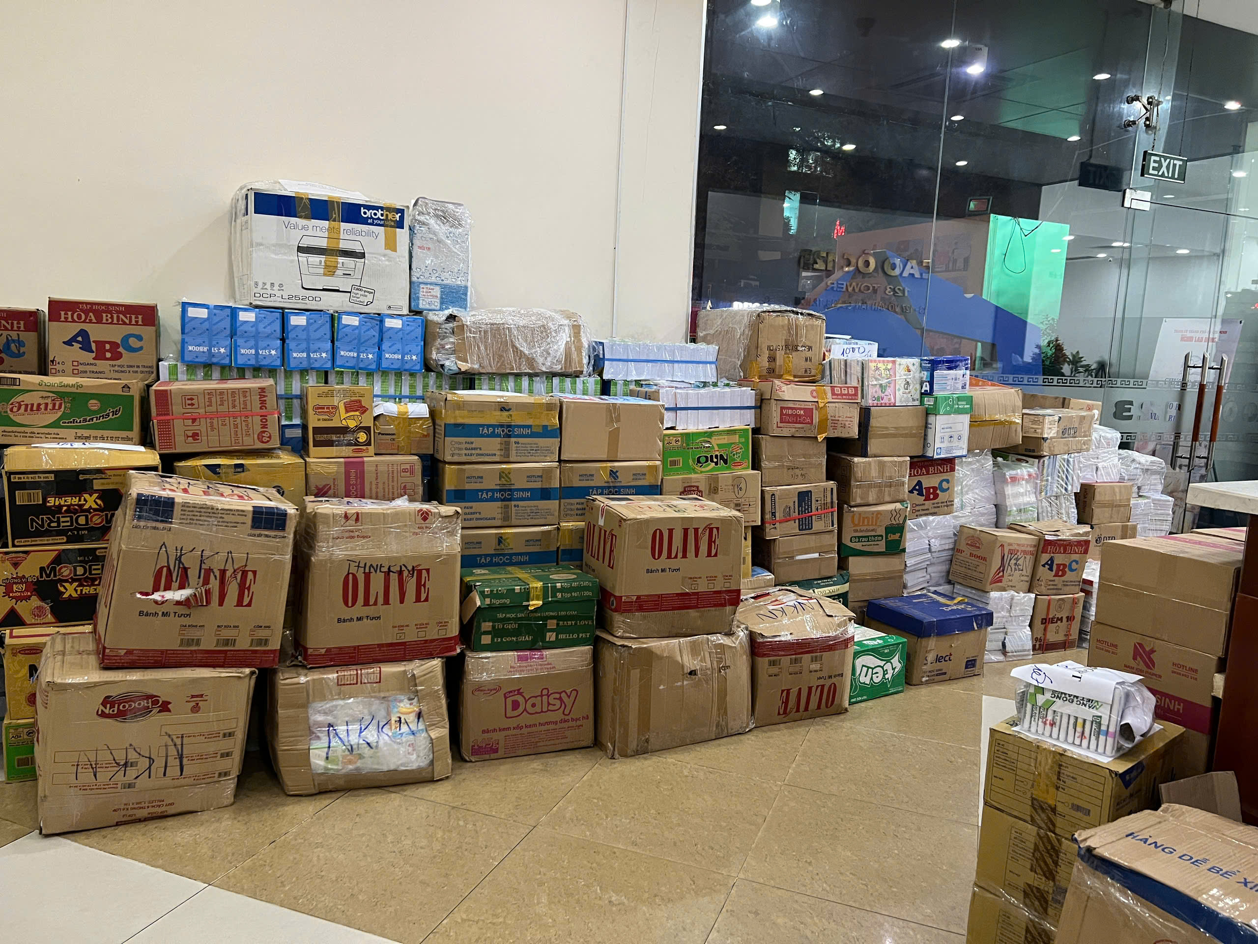 Những phần quà ý nghĩa gửi đến học sinh vùng lũ  - Ảnh 2.