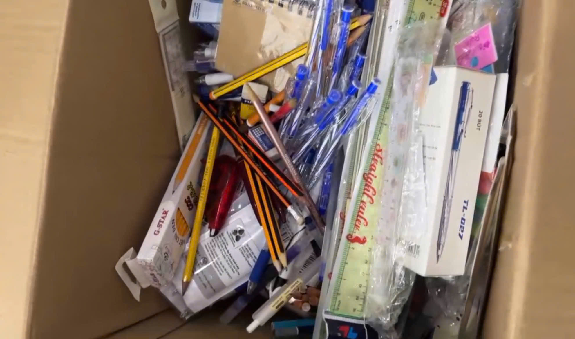 Những phần quà ý nghĩa gửi đến học sinh vùng lũ  - Ảnh 6.