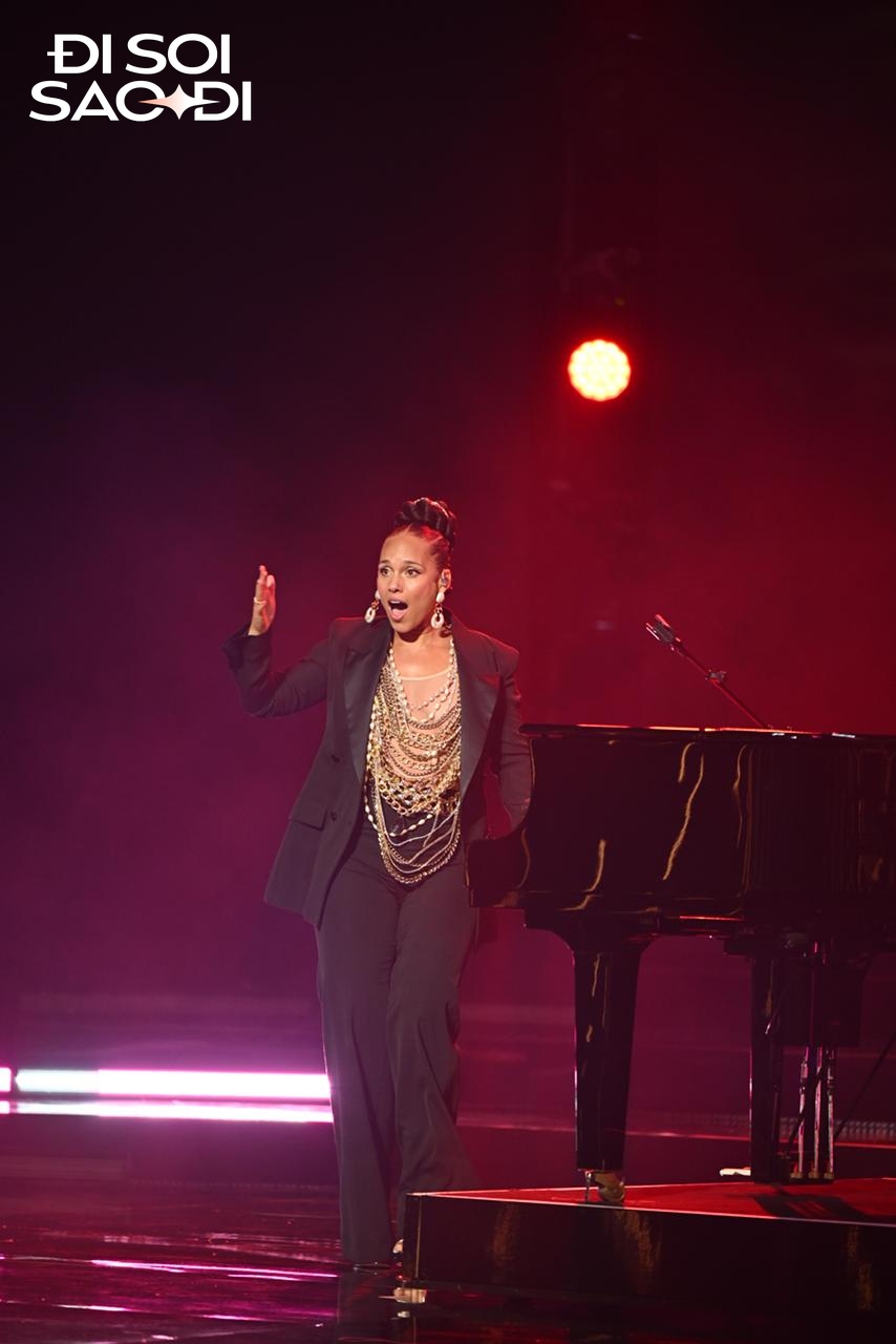 Alicia Keys đẹp xuất sắc khi trình diễn tại VinFuture 2025, cất giọng hát “mê hoặc” khiến cả hội trường lặng đi- Ảnh 4.
