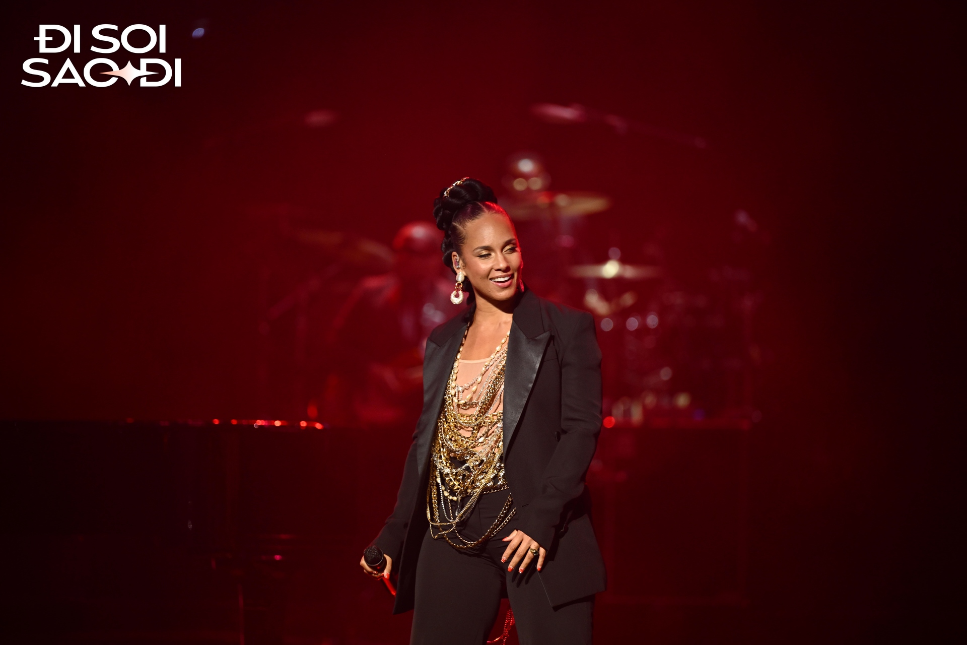 Alicia Keys đẹp xuất sắc khi trình diễn tại VinFuture 2025, cất giọng hát “mê hoặc” khiến cả hội trường lặng đi- Ảnh 3.