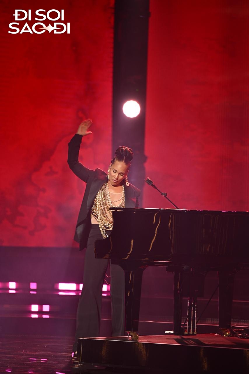 Alicia Keys đẹp xuất sắc khi trình diễn tại VinFuture 2025, cất giọng hát “mê hoặc” khiến cả hội trường lặng đi- Ảnh 5.