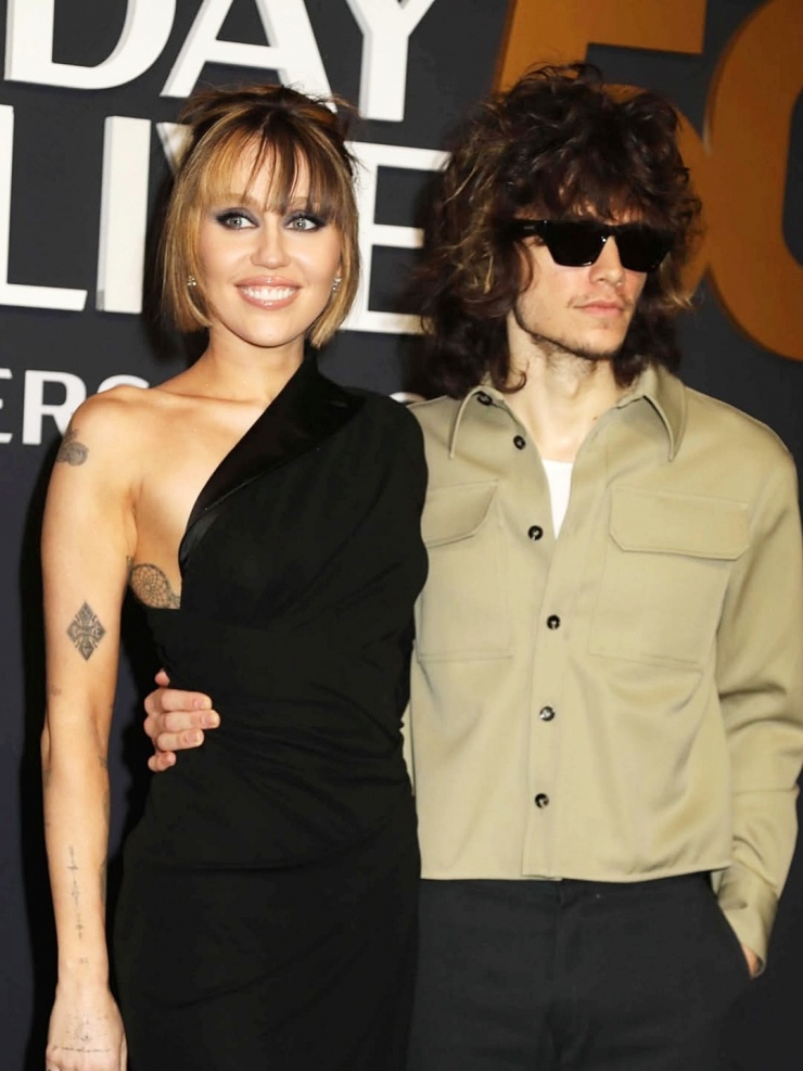 Miley Cyrus xác nhận đính hôn nhạc sĩ Maxx Morando sau bốn năm yêu, hôm 2/12. Cả hai hẹn hò từ năm 2021, công khai tháng 4/2022. Ảnh: Backgrid