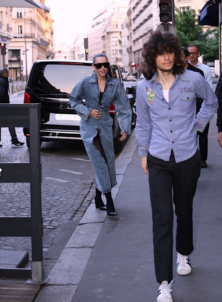 ​​​​​Miley Cyrus và Maxx Morando cùng kết hợp đồ denim với trang phục màu đen. Giọng ca Flowers toát lên vẻ ngầu trong chiếc áo khoác dáng dài, phối quần tất và giày cao gót, đeo kính bản lớn. Bạn trai cô kết hợp sơ mi ôm dáng và quần ống đứng, tạo nét thanh lịch và phóng khoáng. Ảnh: GC Images