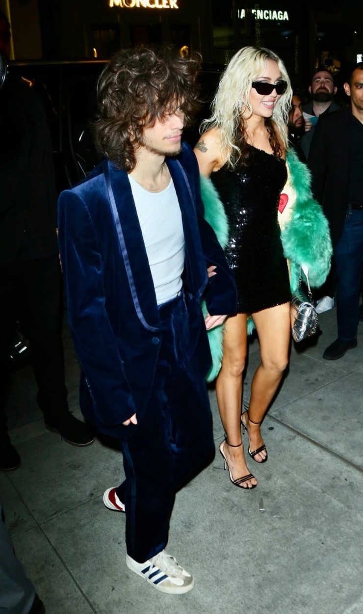 Hình ảnh Maxx mang nét đặc trưng của những thanh niên dòng nhạc indie và rock trong thập niên 1980. Anh thường chọn những kiểu dáng, chất liệu hơi hướng vintage, grunge như áo khoác da, áo khoác denim, áo phông in hình, bốt, quần jeans. Lối ăn mặc của nghệ sĩ đề cao sự tự do, độc lập, không chạy theo các xu hướng đại chúng. Maxx thường diện đồ của những thương hiệu nhỏ nhưng đậm bản sắc riêng, pha trộn giữa cũ và mới, cổ điển và hiện đại. Ảnh: GC Images