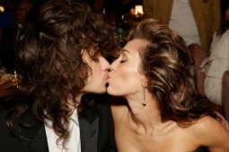 Chuyện tình từ mai mối đến đính hôn của Miley Cyrus và bạn trai Gen Z