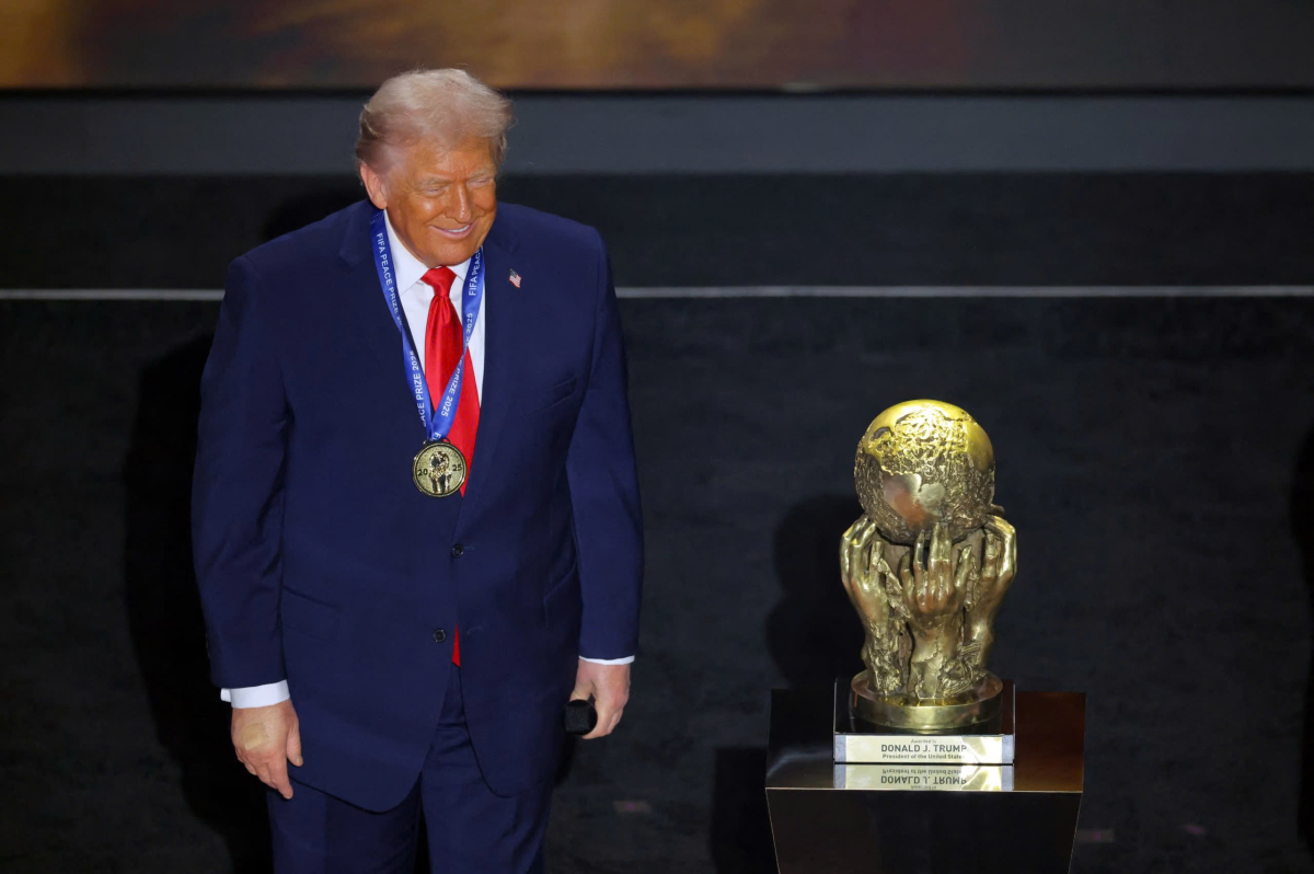 Tổng thống trump đeo huy chương, bên cạnh giải thưởng Hòa bình FIFA. Ảnh: Reuters