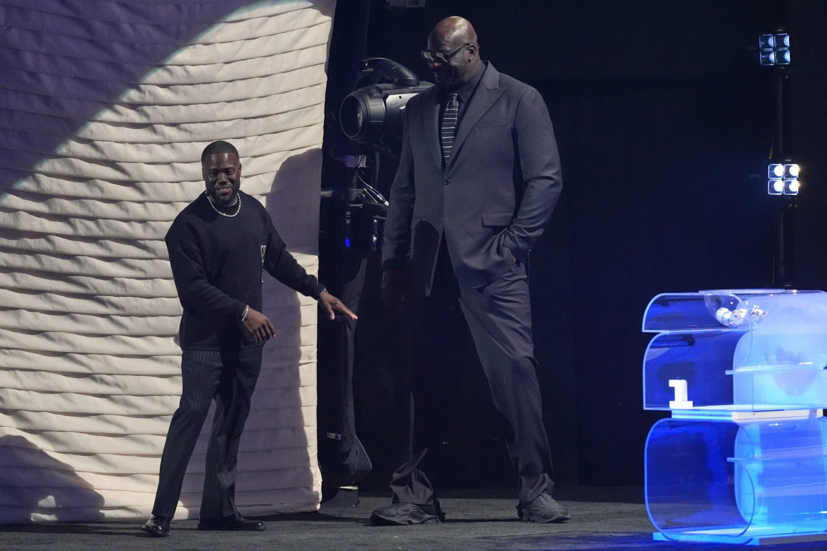 Shaquille O’Neal cao hơn 2,10 m bước tới chỗ Kevin Hart (1,57 m), che khuất tầm nhìn của danh hài, khiến anh phải chạy sang chỗ khác. Ảnh: AP