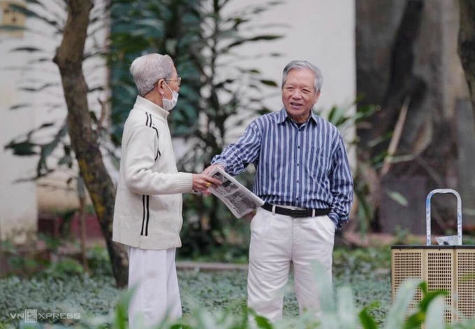 Người cao tuổi Hà Nội thư giãn bên vườn hoa Thành Công. Ảnh: Ngọc Thành