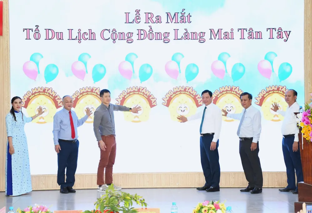 Lễ ra mắt Tổ du lịch cộng động Làng mai Tân Tây. Ảnh: HD sản phẩm du lịch 5.jpg