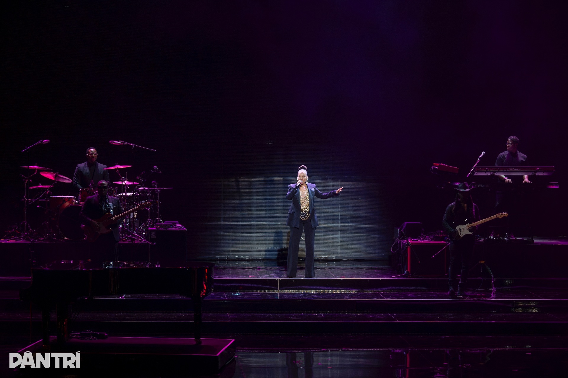 Alicia Keys trổ tài đàn hát, đem loạt bản hit lên sân khấu VinFuture 2025 - 2