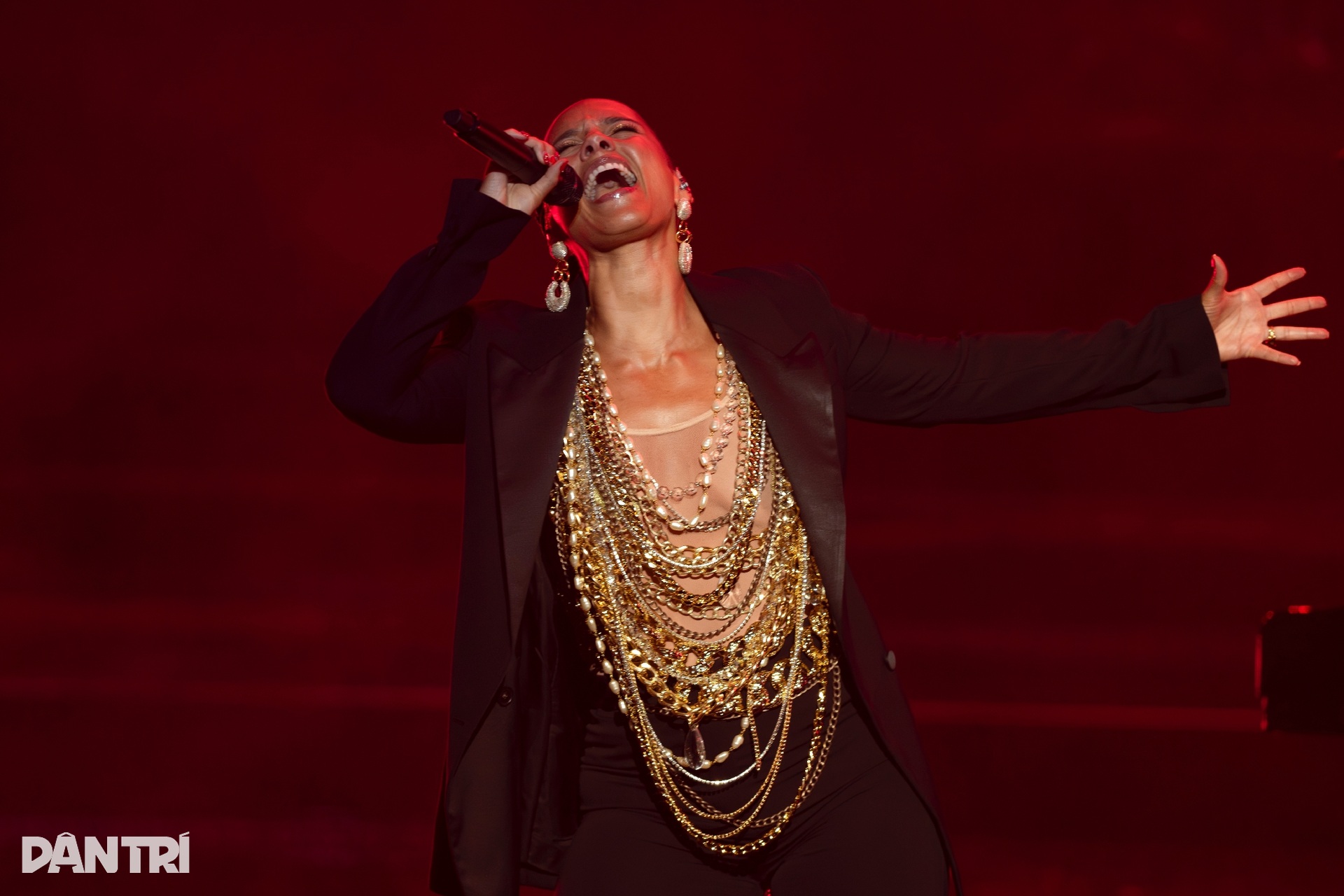 Alicia Keys trổ tài đàn hát, đem loạt bản hit lên sân khấu VinFuture 2025 - 3