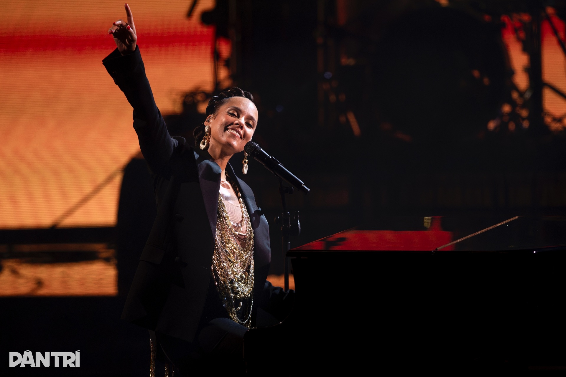 Alicia Keys trổ tài đàn hát, đem loạt bản hit lên sân khấu VinFuture 2025 - 8