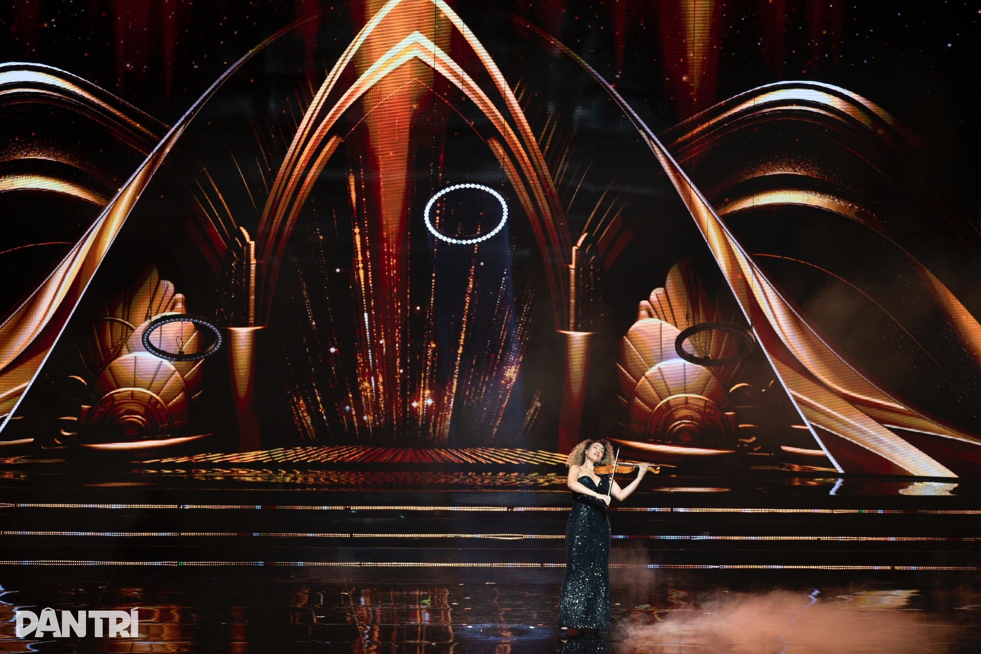 Alicia Keys trổ tài đàn hát, đem loạt bản hit lên sân khấu VinFuture 2025 - 9