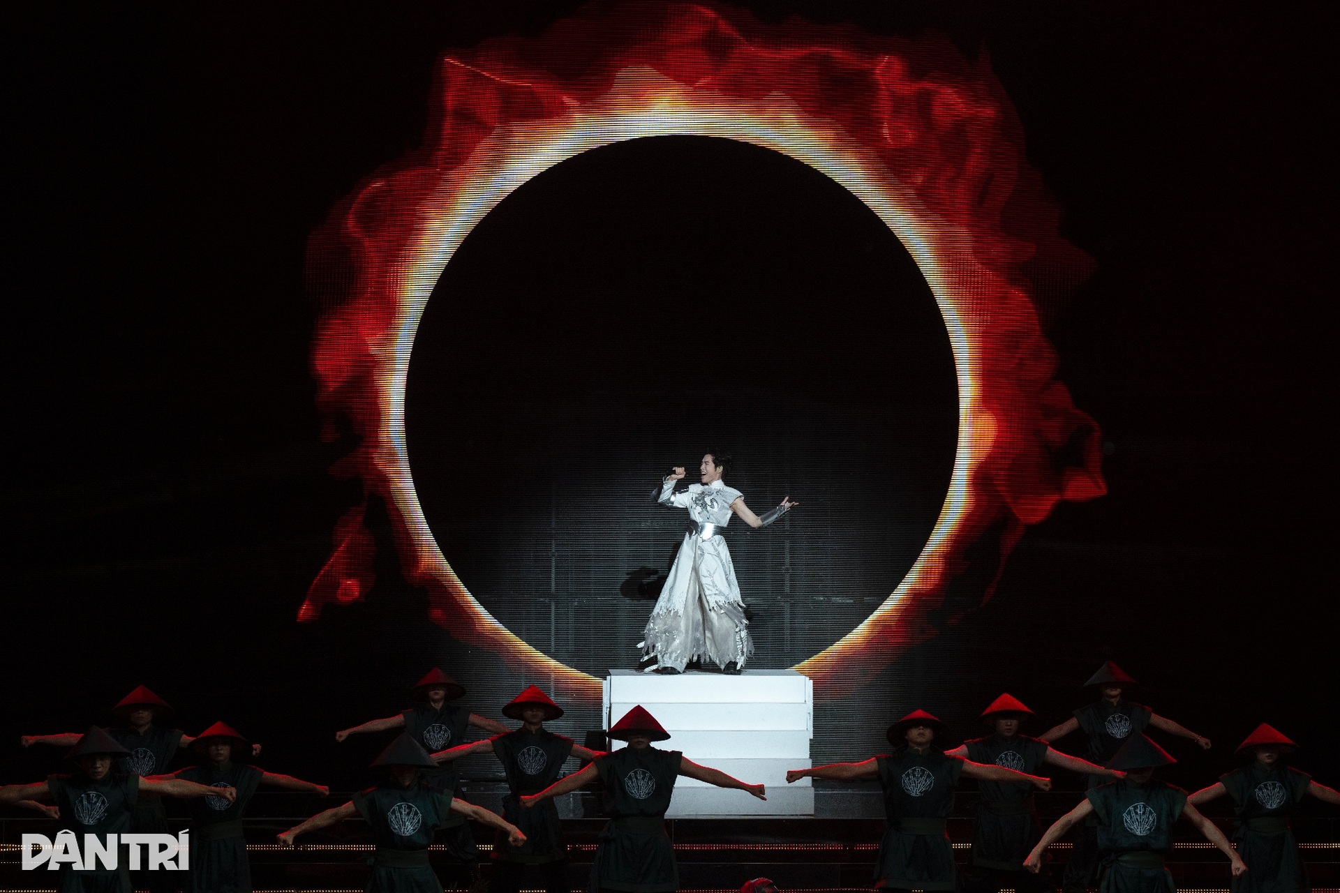 Alicia Keys trổ tài đàn hát, đem loạt bản hit lên sân khấu VinFuture 2025 - 13