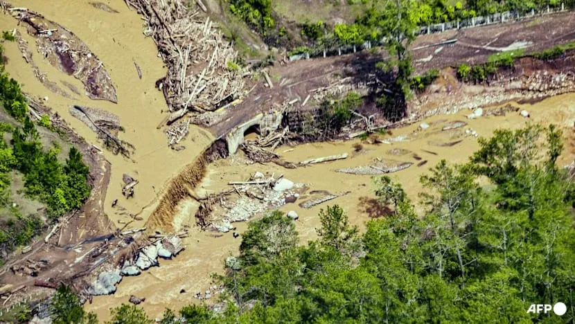 Một cây cầu bị hư hại do lũ quét tại huyện Bener Meriah (tỉnh Aceh, Indonesia) ngày 4-12. Ảnh: Chaideer Mahyuddin/AFP bão lũ, lũ lụt