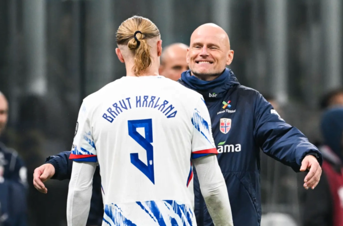 Haaland chia vui cùng HLV Stale Solbakken sau khi giành vé dự World Cup 2026. Ảnh: VG