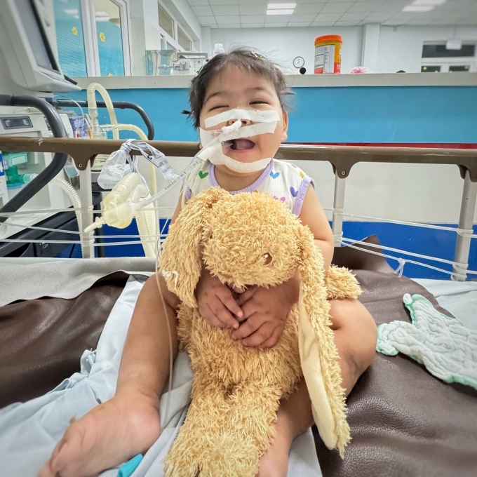 Bé Khánh Linh chơi với gấu bông. Ảnh: Kim Ny