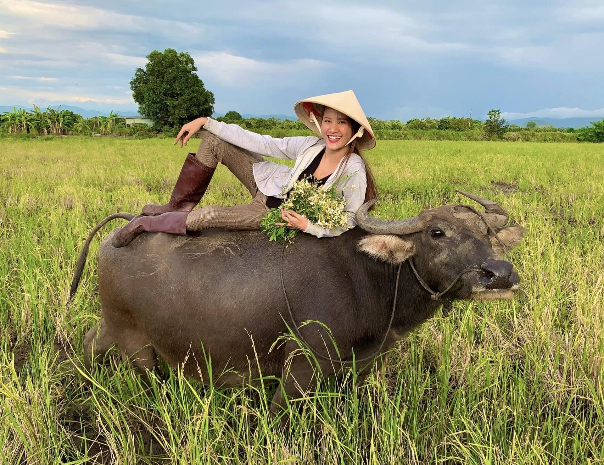 Á hậu Hương Ly: Tuổi thơ chăn trâu, bất ngờ lên xe hoa với chồng doanh nhân - 11 Á hậu Hương Ly: Tuổi thơ chăn trâu, bất ngờ lên xe hoa với chồng doanh nhân - 11