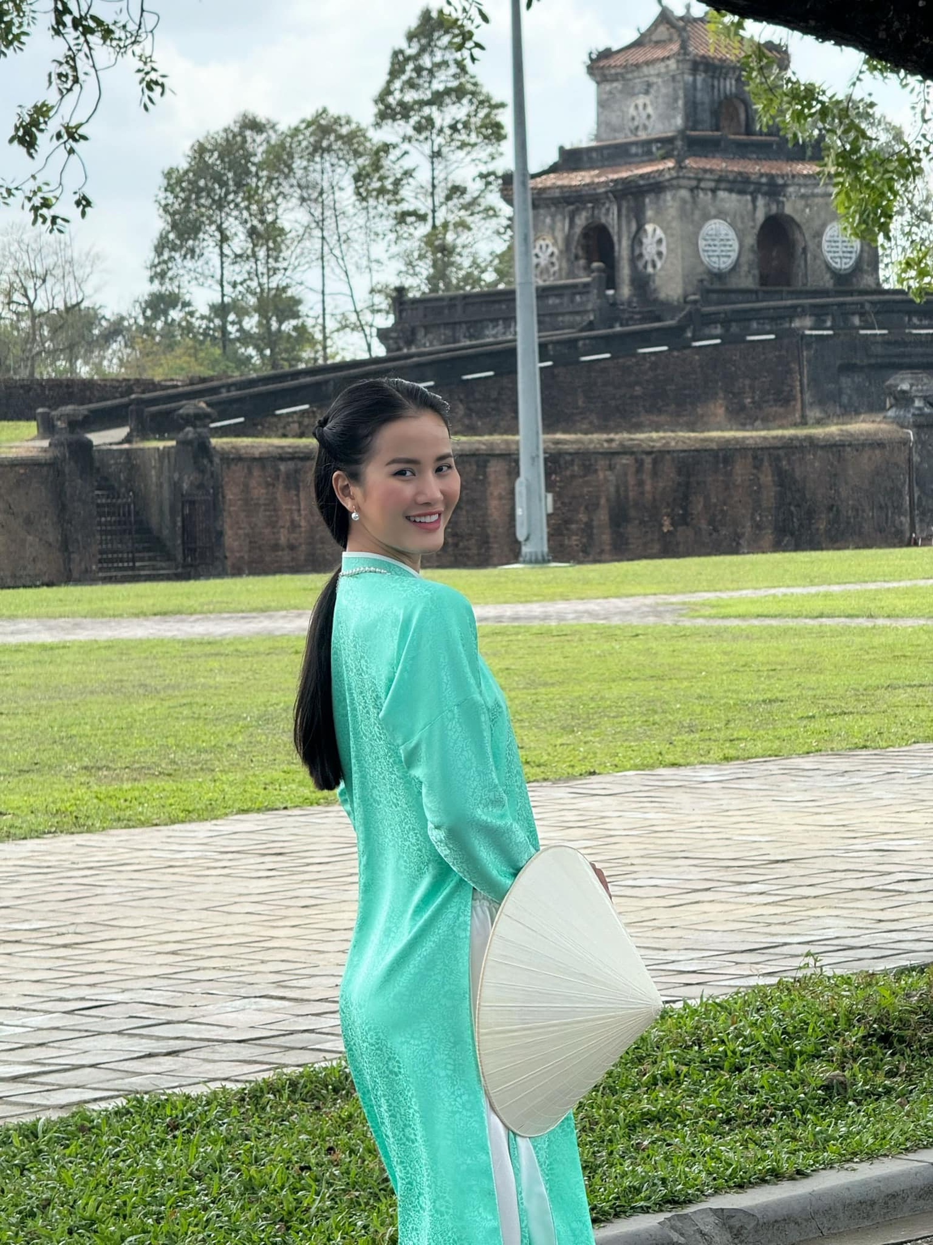 Á hậu Hương Ly: Tuổi thơ chăn trâu, bất ngờ lên xe hoa với chồng doanh nhân - 13 Á hậu Hương Ly: Tuổi thơ chăn trâu, bất ngờ lên xe hoa với chồng doanh nhân - 13