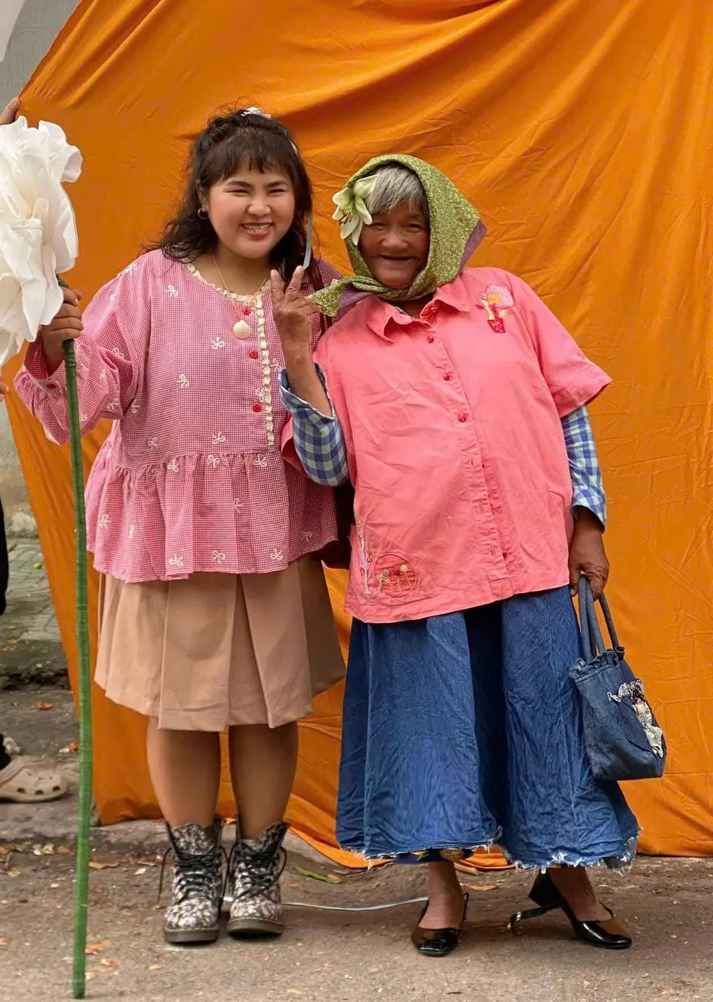 Trần Thánh Mỹ chụp ảnh cùng một nhân vật trong dự án ảnh cộng đồng Ngoai Kim (19).jpg