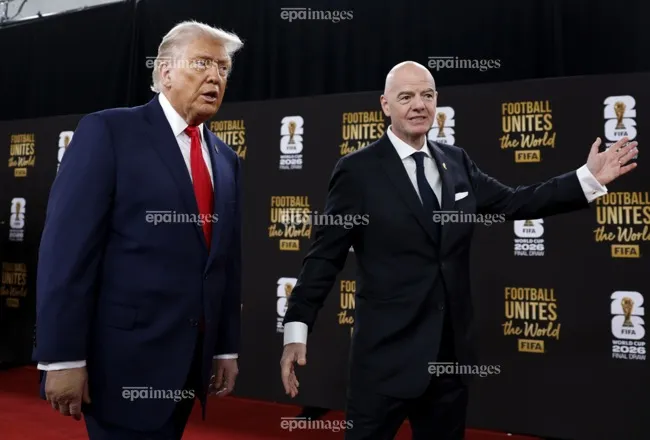 Tổng thống Mỹ Donald Trump và Chủ tịch FIFA Gianni Infantino trong buổi Lễ bốc thăm vòng chung kết Cúp thế giới. Ảnh: EPA. boc-tham-world-cup-2026-anh-va-brazil-vao-bang-tu-than (4).jpg
