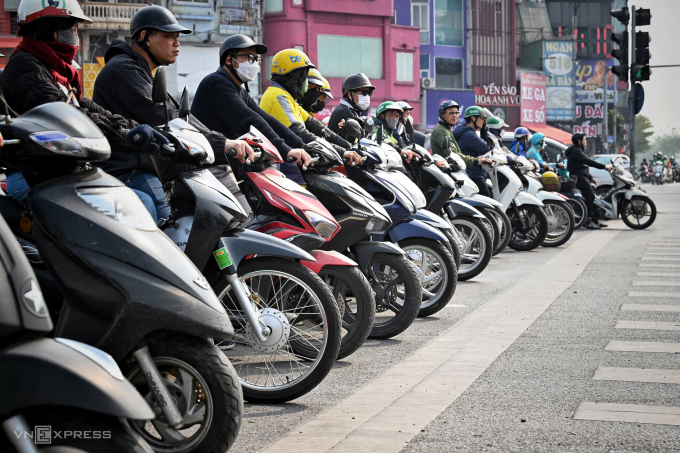 Xe máy xăng đang là phương tiện lưu thông phổ biến ở Hà Nội. Ảnh: Giang Huy