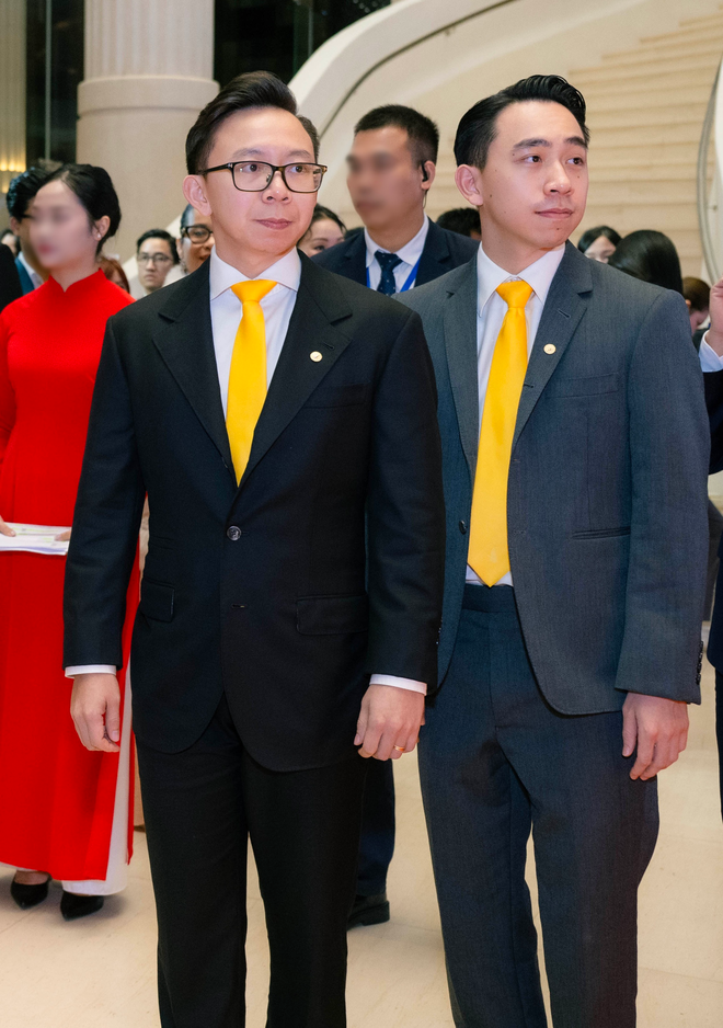 Phu nhân tỷ phú Phạm Nhật Vượng đẹp nhờ áo dài quá tinh tế, 1 chi tiết kết nối đến chồng và con trai- Ảnh 4. Phu nhân tỷ phú Phạm Nhật Vượng đẹp nhờ áo dài quá tinh tế, 1 chi tiết kết nối đến chồng và con trai- Ảnh 4.