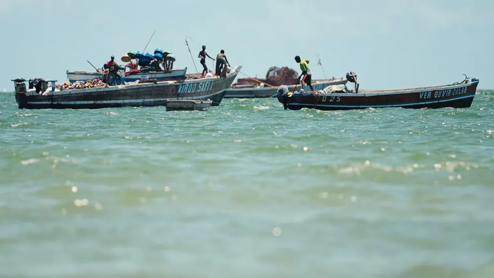 Ngư dân tại thị trấn cảng Mocimboa da Praia, tỉnh Cabo Delgado (phía bắc Mozambique). Ảnh: CNN fishermen-copy.jpg
