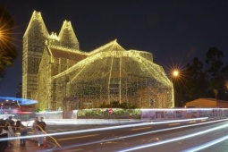 Nhà thờ Đức Bà chật kín người check-in Giáng sinh sớm