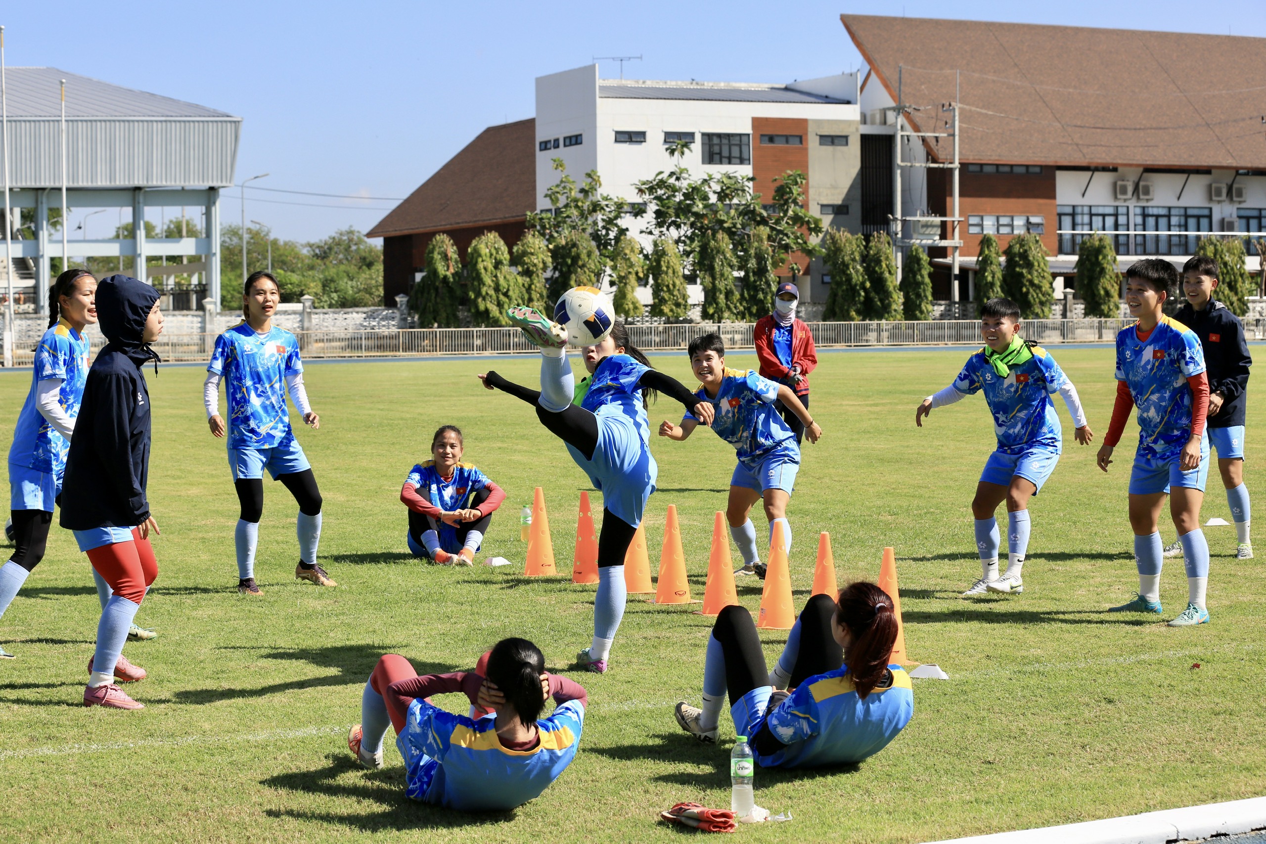 Người trám chỗ Huỳnh Như ở trận hủy diệt Malaysia nói điều bất ngờ, mơ chạm tay vào vàng SEA Games- Ảnh 10. Người trám chỗ Huỳnh Như ở trận hủy diệt Malaysia nói điều bất ngờ, mơ chạm tay vào vàng SEA Games- Ảnh 10.