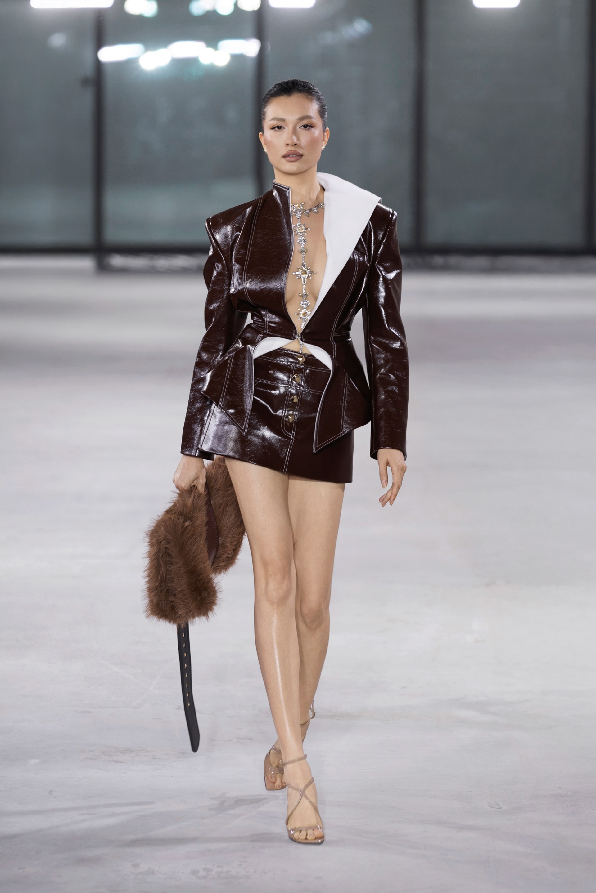 Minh Triệu vấp tà váy, xử lý sự cố chuyên nghiệp trên sàn diễn thời trang - 6