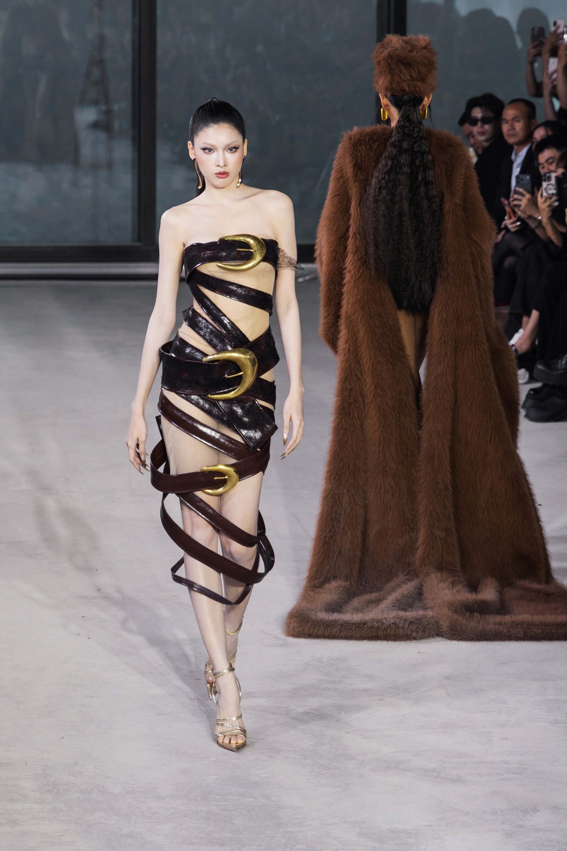 Minh Triệu vấp tà váy, xử lý sự cố chuyên nghiệp trên sàn diễn thời trang - 7