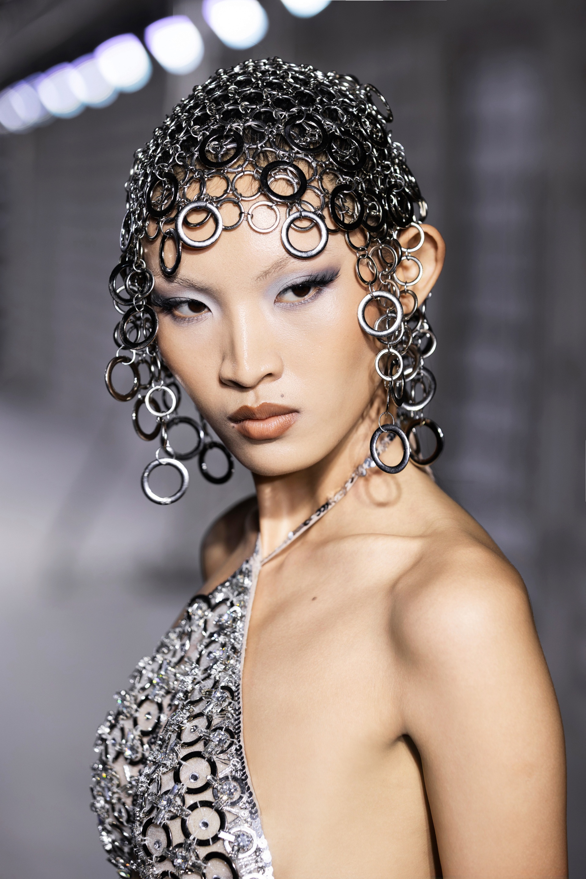 Minh Triệu vấp tà váy, xử lý sự cố chuyên nghiệp trên sàn diễn thời trang - 9