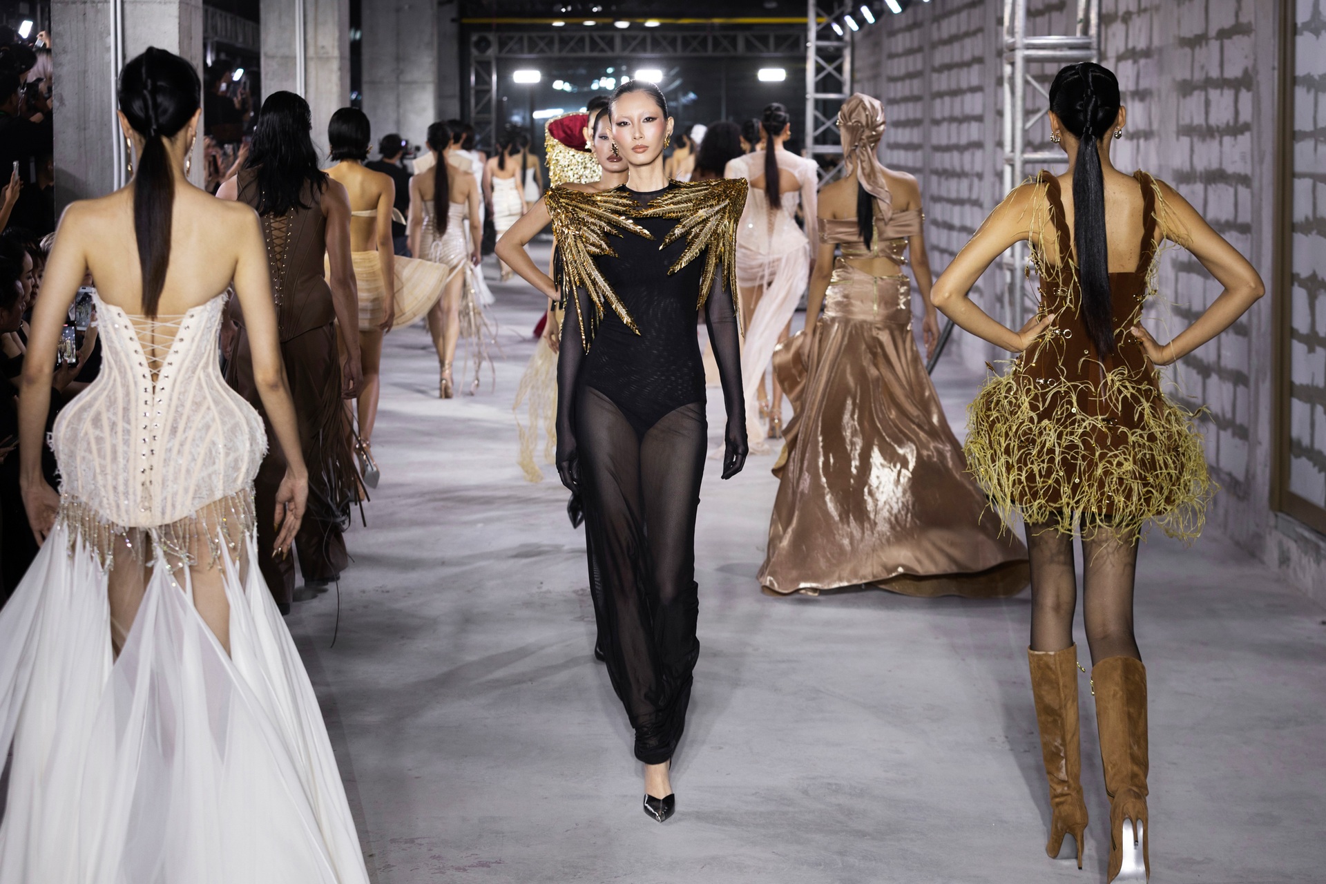 Minh Triệu vấp tà váy, xử lý sự cố chuyên nghiệp trên sàn diễn thời trang - 10