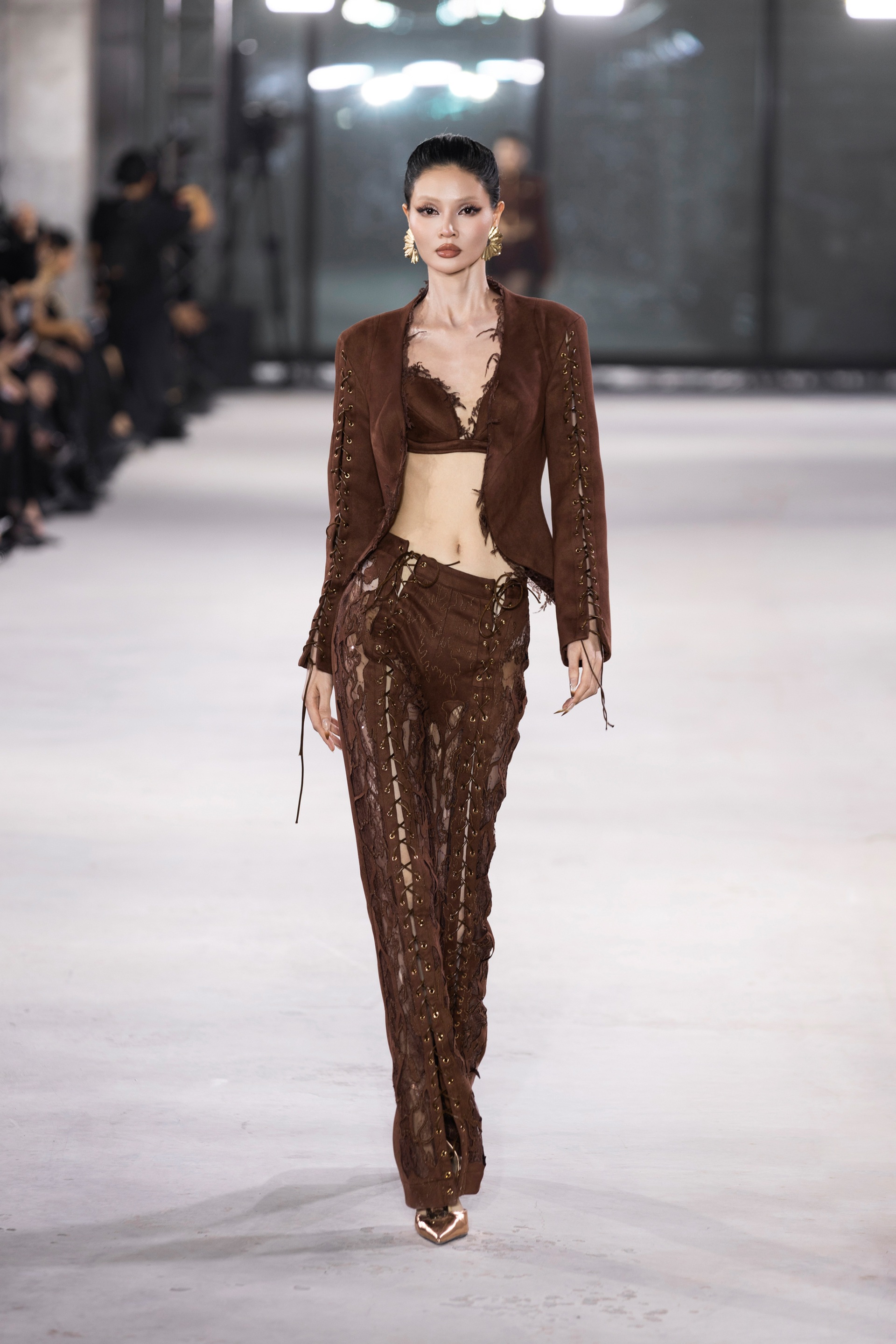 Minh Triệu vấp tà váy, xử lý sự cố chuyên nghiệp trên sàn diễn thời trang - 12