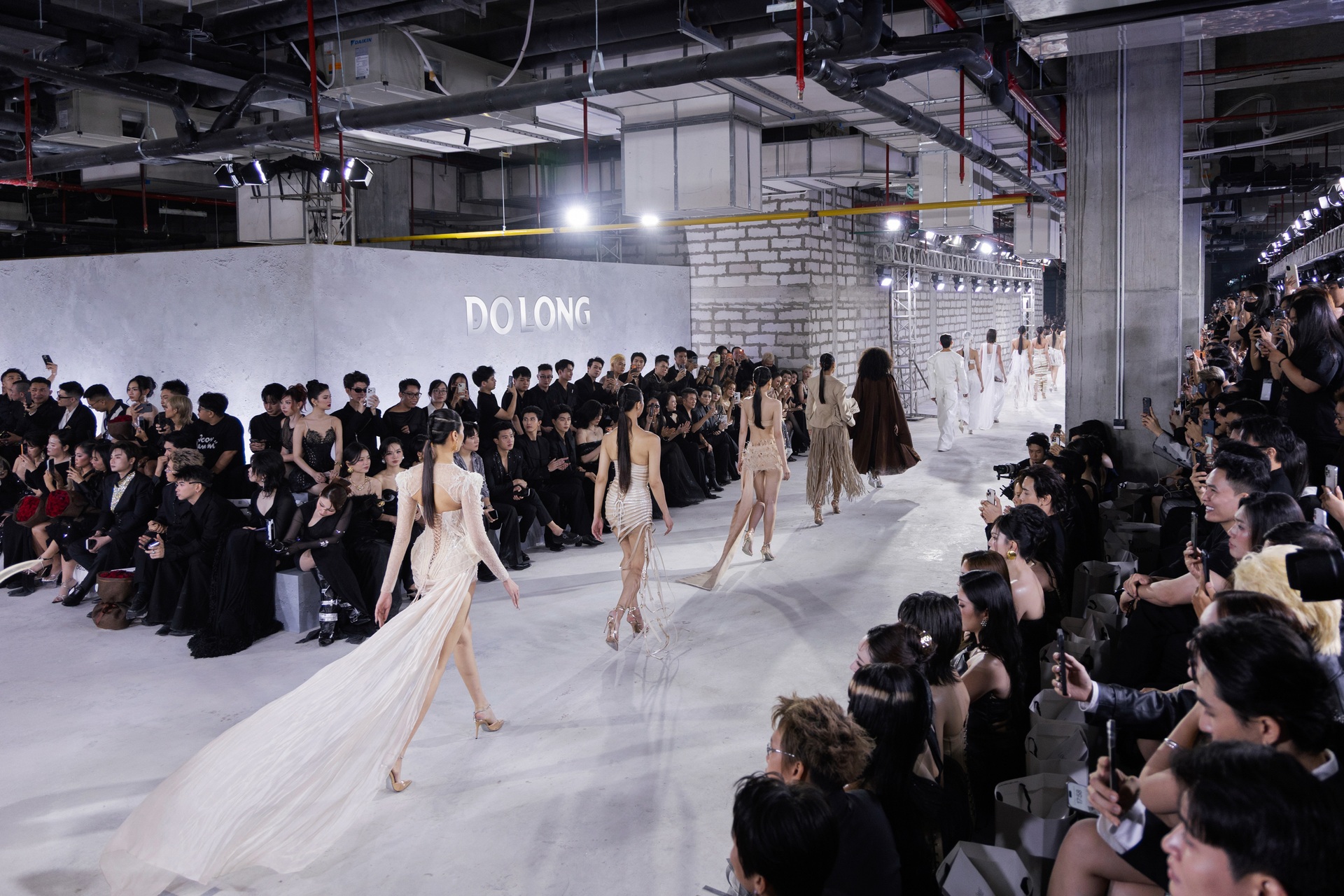 Minh Triệu vấp tà váy, xử lý sự cố chuyên nghiệp trên sàn diễn thời trang - 13