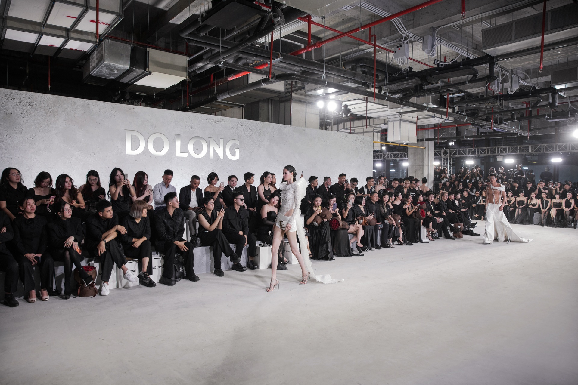 Minh Triệu vấp tà váy, xử lý sự cố chuyên nghiệp trên sàn diễn thời trang - 14