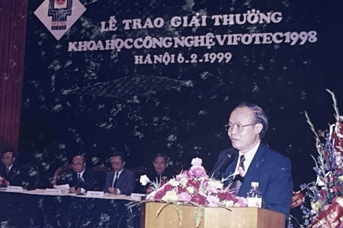 Bộ trưởng Chu Tuấn Nhạ phát biểu tại lễ trao giải thưởng khoa học công nghệ Vifotec, năm 1998. Ảnh: Tư liệu