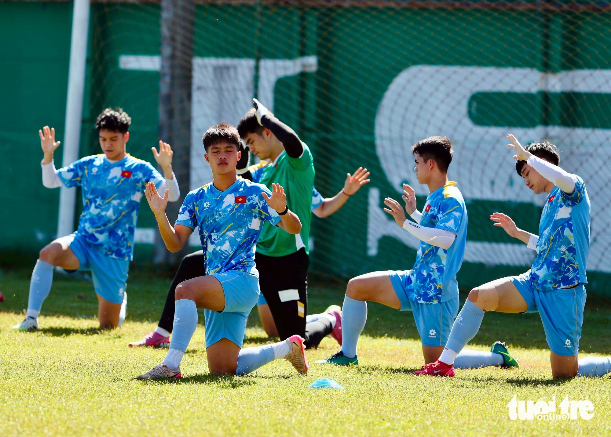 U22 Việt Nam tập luyện cường độ cao giữa trưa nắng gắt 3 U22 Việt Nam tập luyện cường độ cao giữa trưa nắng gắt - Ảnh 4.