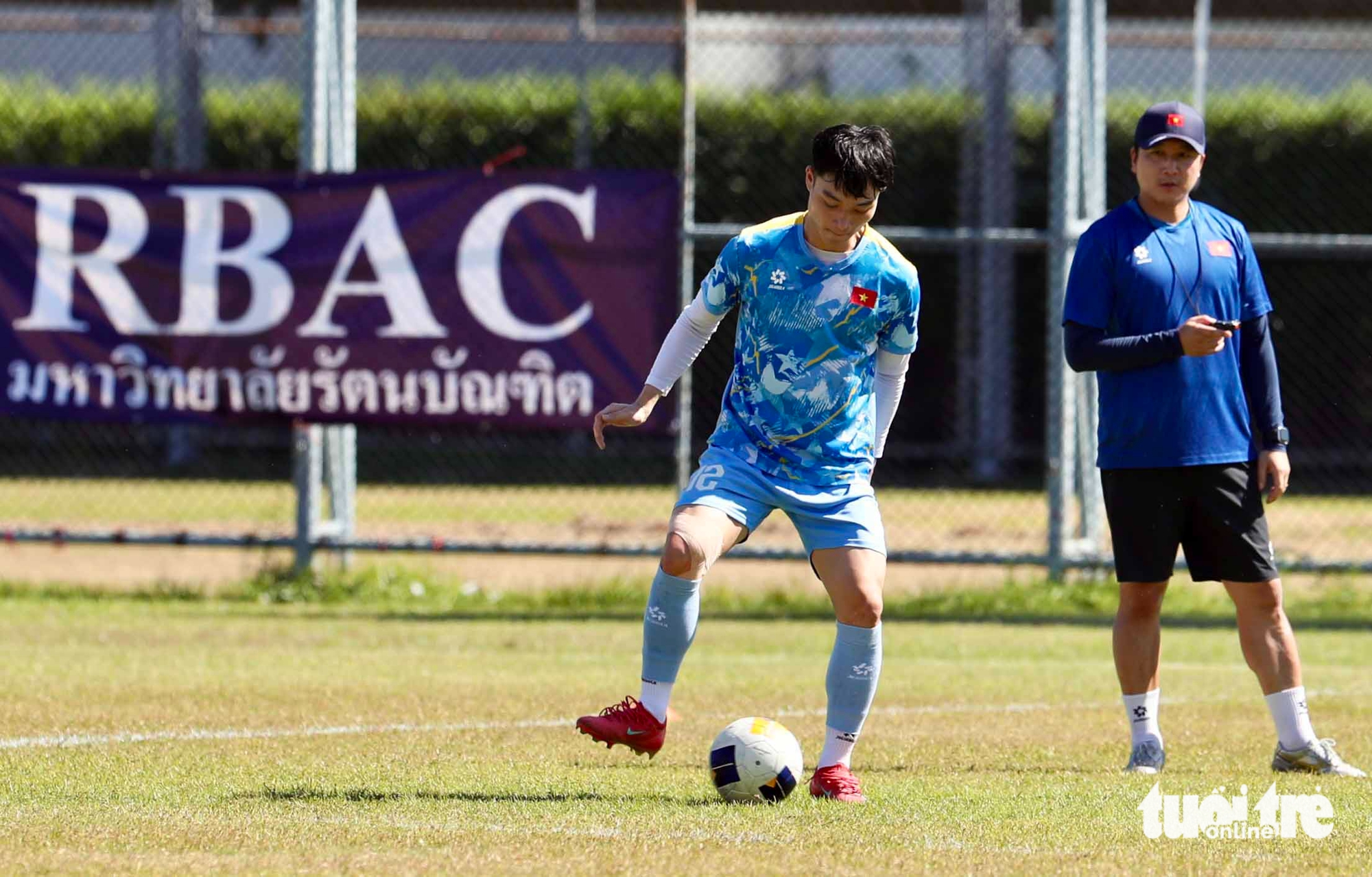 U22 Việt Nam tập luyện cường độ cao giữa trưa nắng gắt 8 U22 Việt Nam tập luyện cường độ cao giữa trưa nắng gắt - Ảnh 9.