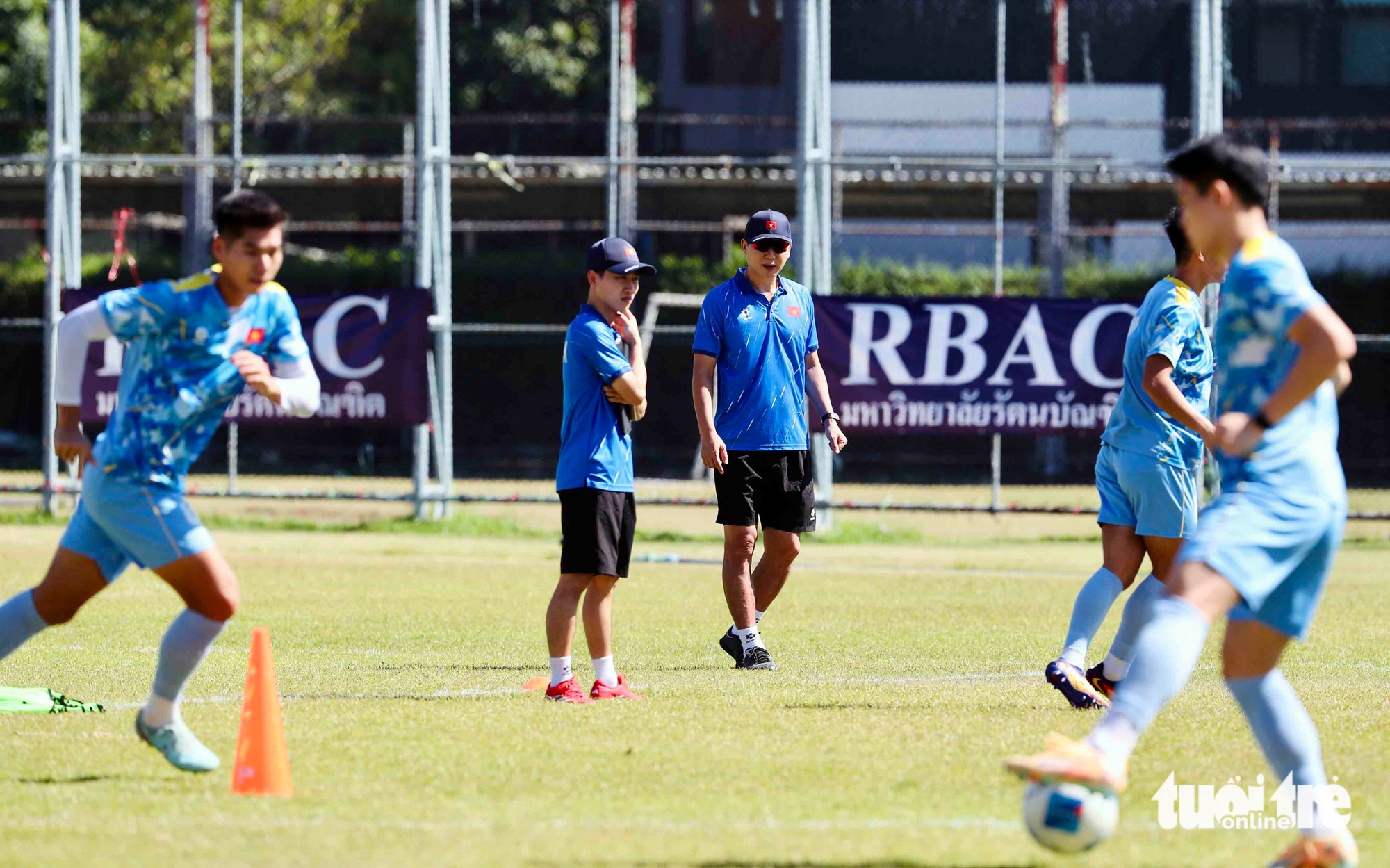 U22 Việt Nam tập luyện cường độ cao giữa trưa nắng gắt 9 U22 Việt Nam tập luyện cường độ cao giữa trưa nắng gắt - Ảnh 10.