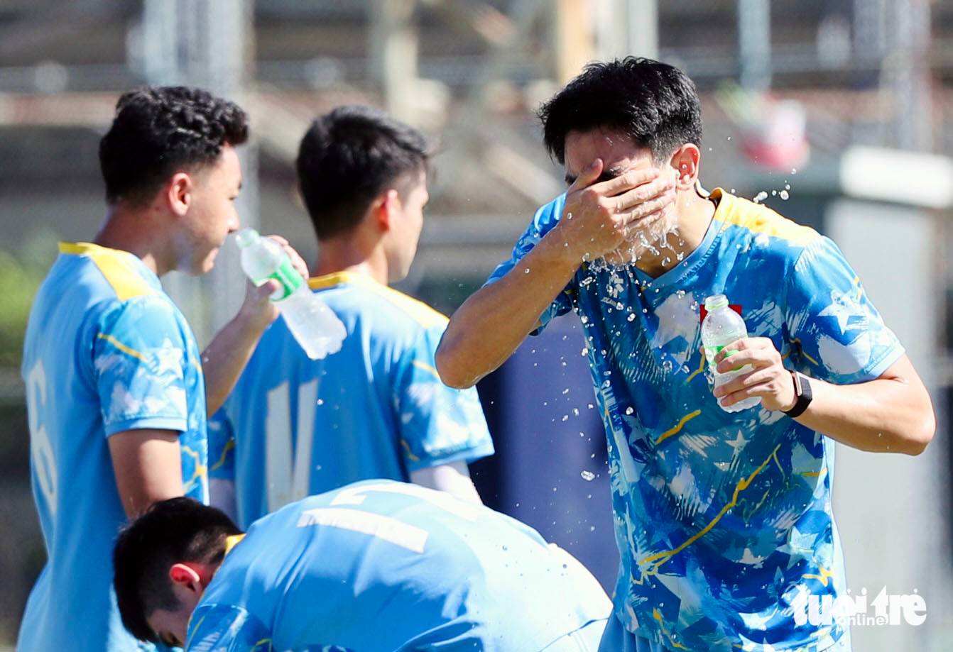 U22 Việt Nam tập luyện cường độ cao giữa trưa nắng gắt 10 U22 Việt Nam tập luyện cường độ cao giữa trưa nắng gắt - Ảnh 11.