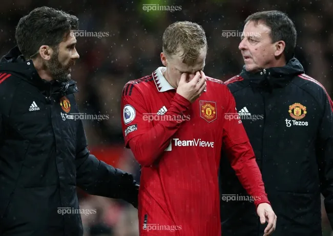 Van de Beek nhạt nhòa trong đội hình Quỷ đỏ. Ảnh: EPA. 7-ban-hop-dong-vo-dung-nhat-cua-man-united (2).jpg