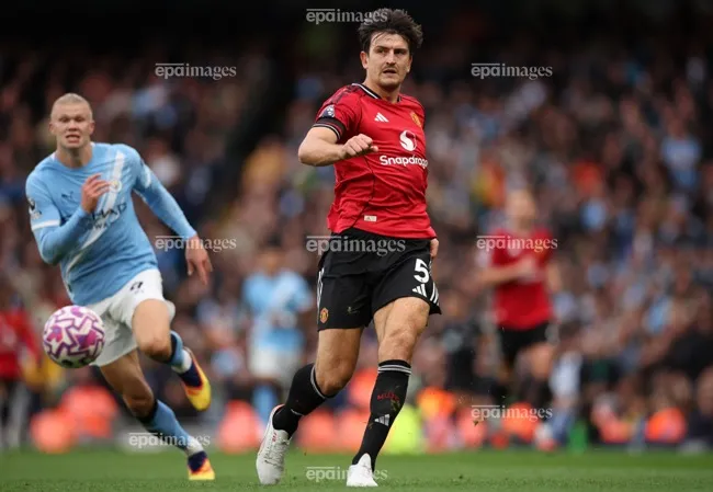 Harry Maguire từng mất băng đội trưởng ở Old Trafford. Ảnh: EPA. 7-ban-hop-dong-vo-dung-nhat-cua-man-united (3).jpg