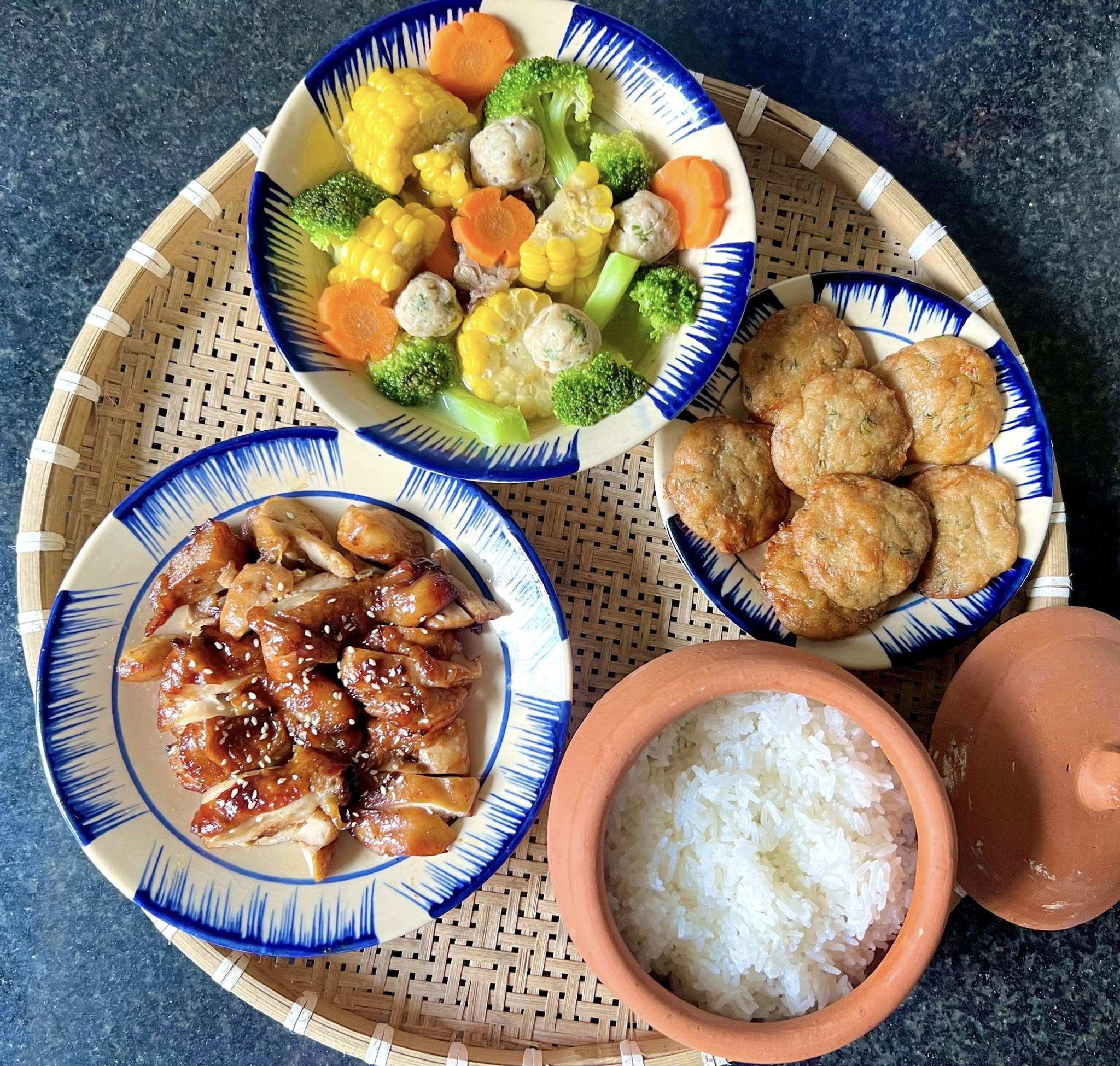 Cả tháng không cần nghĩ thực đơn, cơm nhà luôn ngon miệng và đủ chất 3 Chả cá - Canh rau củ - Đùi gà áp chảo