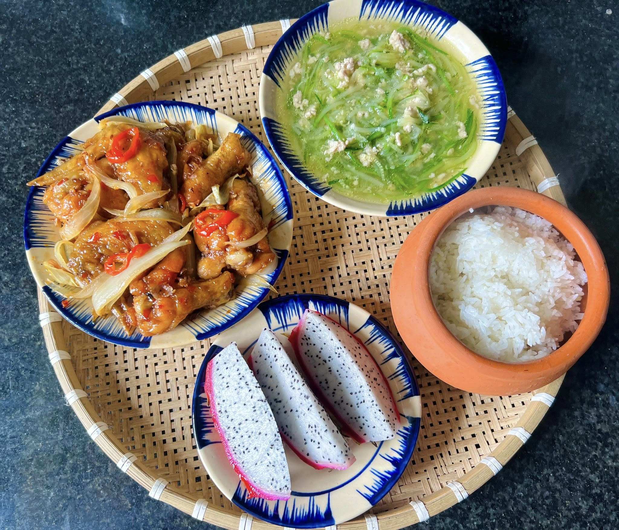 Cả tháng không cần nghĩ thực đơn, cơm nhà luôn ngon miệng và đủ chất 4 Gà chiên mắm - Bí ngòi nấu thịt bằm - Thanh long