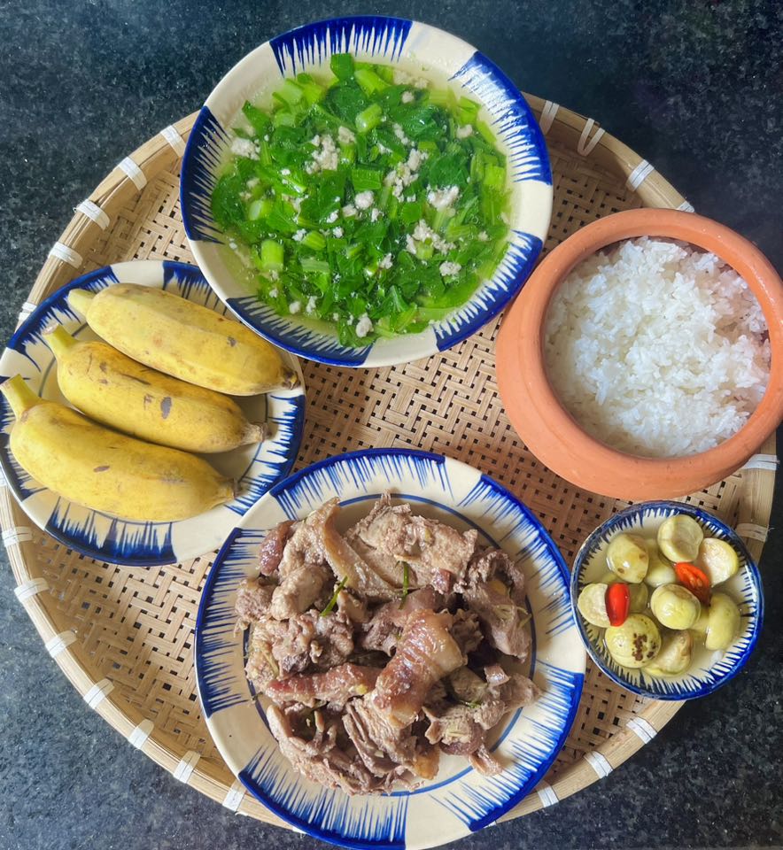 Cả tháng không cần nghĩ thực đơn, cơm nhà luôn ngon miệng và đủ chất 5 Gà rang - Rau cải nấu thịt băm - Cà muối - Chuối