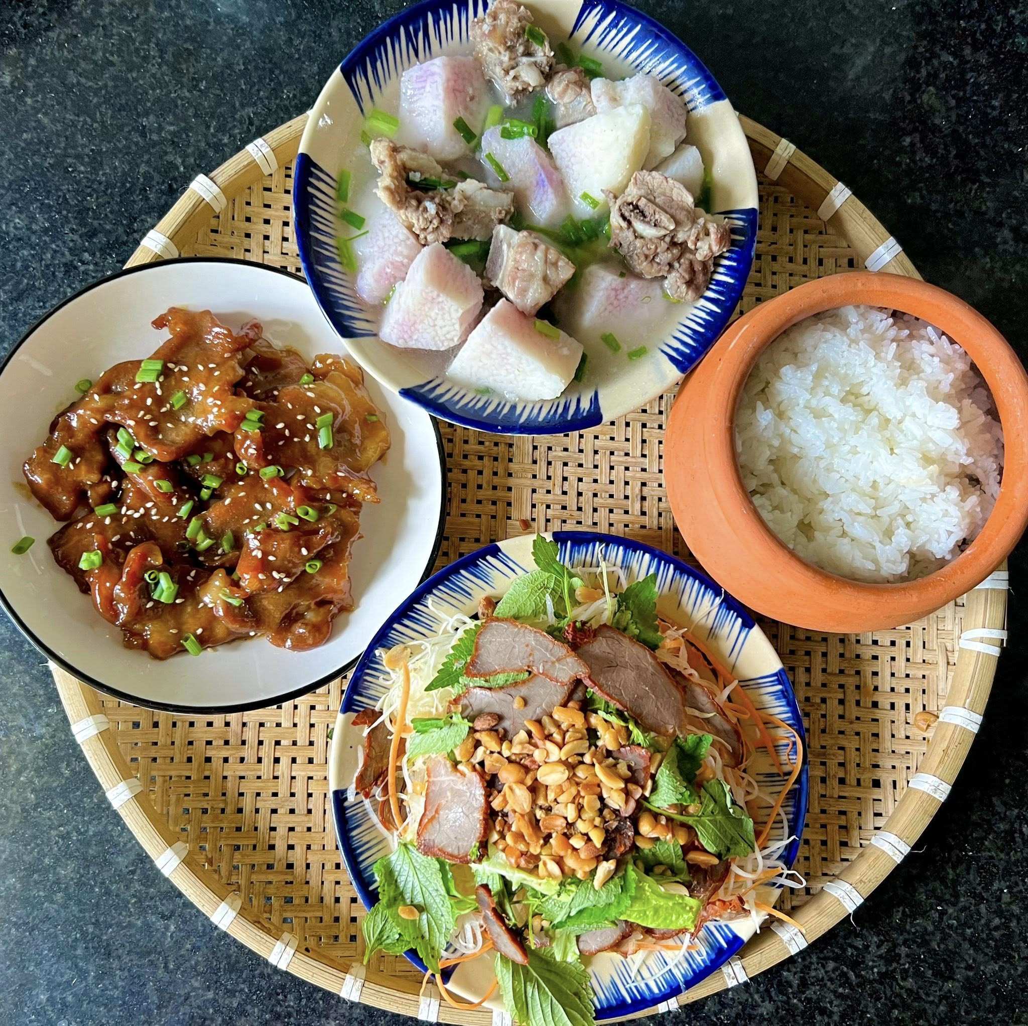 Cả tháng không cần nghĩ thực đơn, cơm nhà luôn ngon miệng và đủ chất 7 Thịt rim - Xương nấu khoai mỡ - Nộm